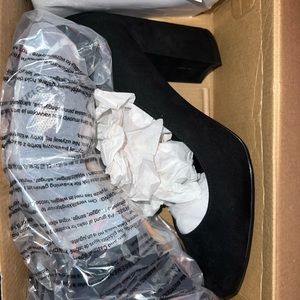 BRAND NEW NEVER WORN!!! Black daphne pumps from JustFab